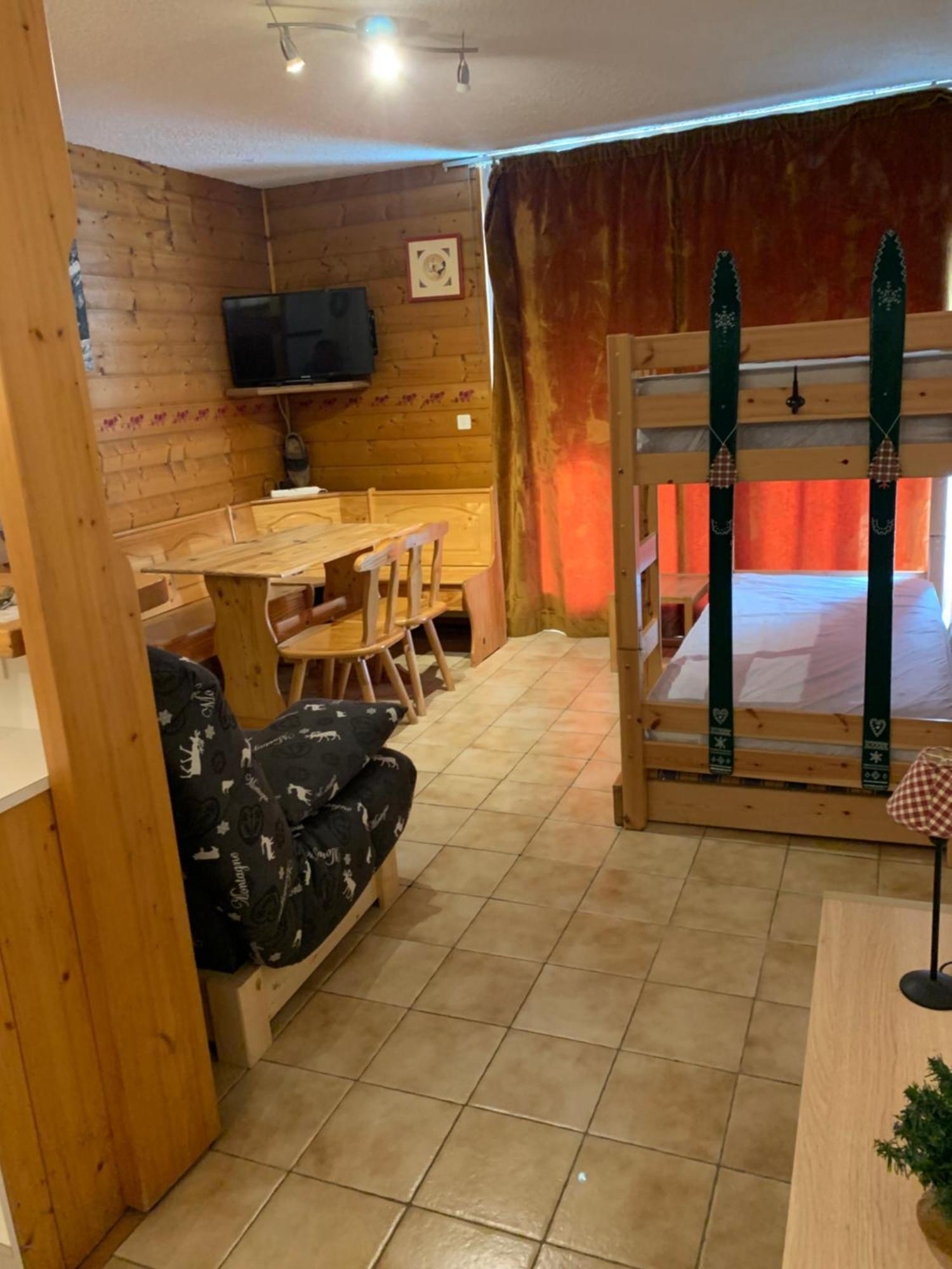 155 Piste Dans Mon Canape Châtel Exterior foto